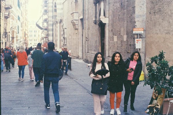In che modo la regolazione del sistema di allarme può aumentare la sicurezza in un parcheggio non custodito?