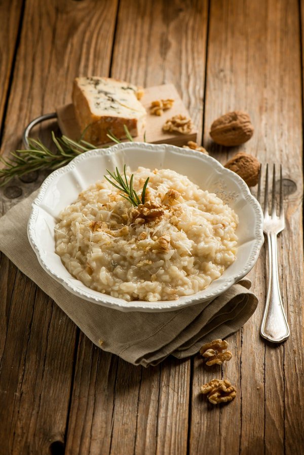 Quali sono i passaggi per un autentico risotto ai carciofi con menta e limone?