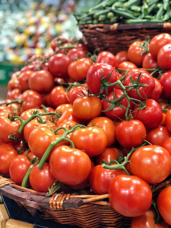 Quali varietà di pomodoro sono migliori per la coltivazione in spazi ristretti come balconi urbani?